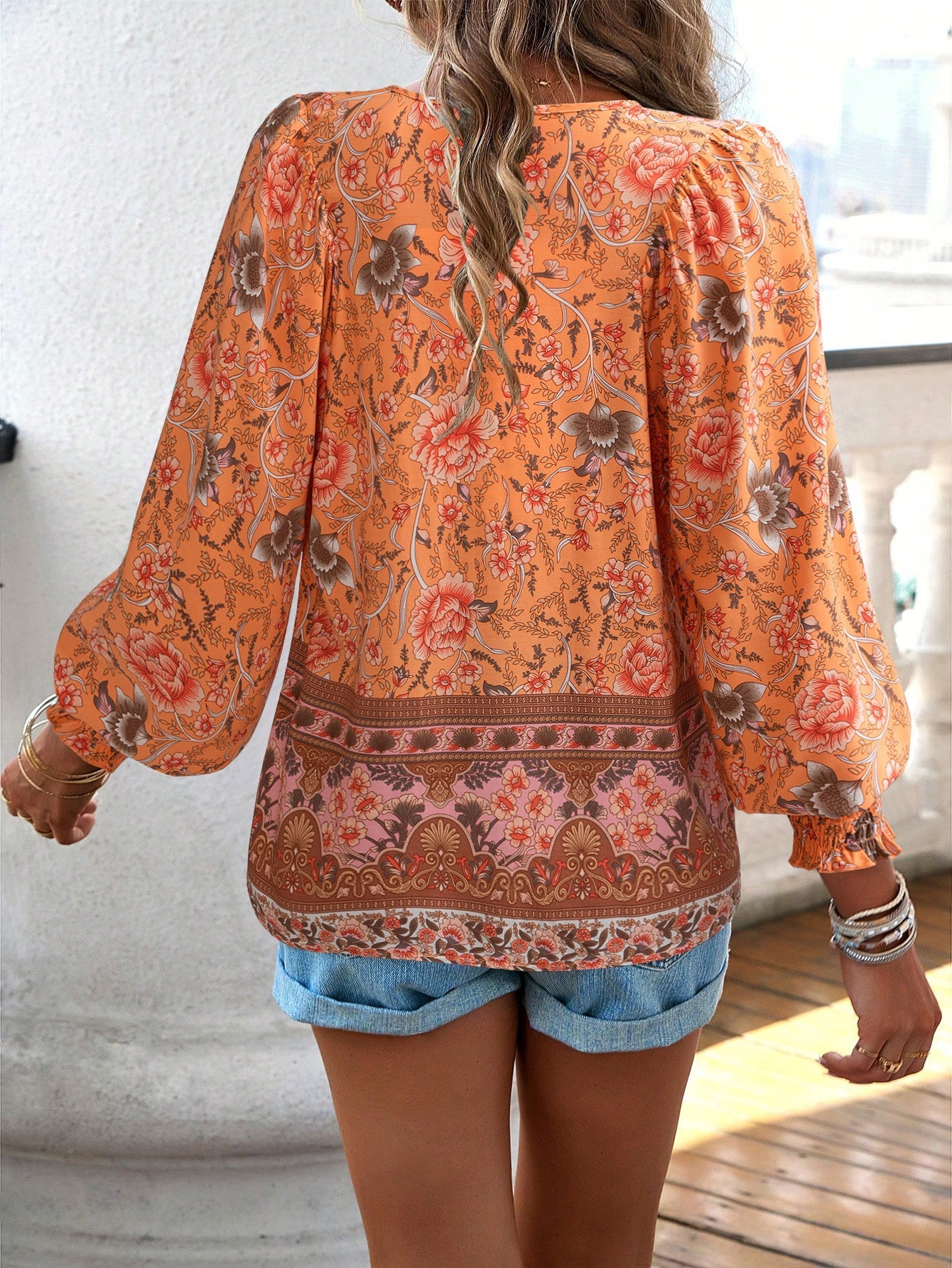 Damen-Bluse mit Boho-Blumenmuster und Schleifenkragen