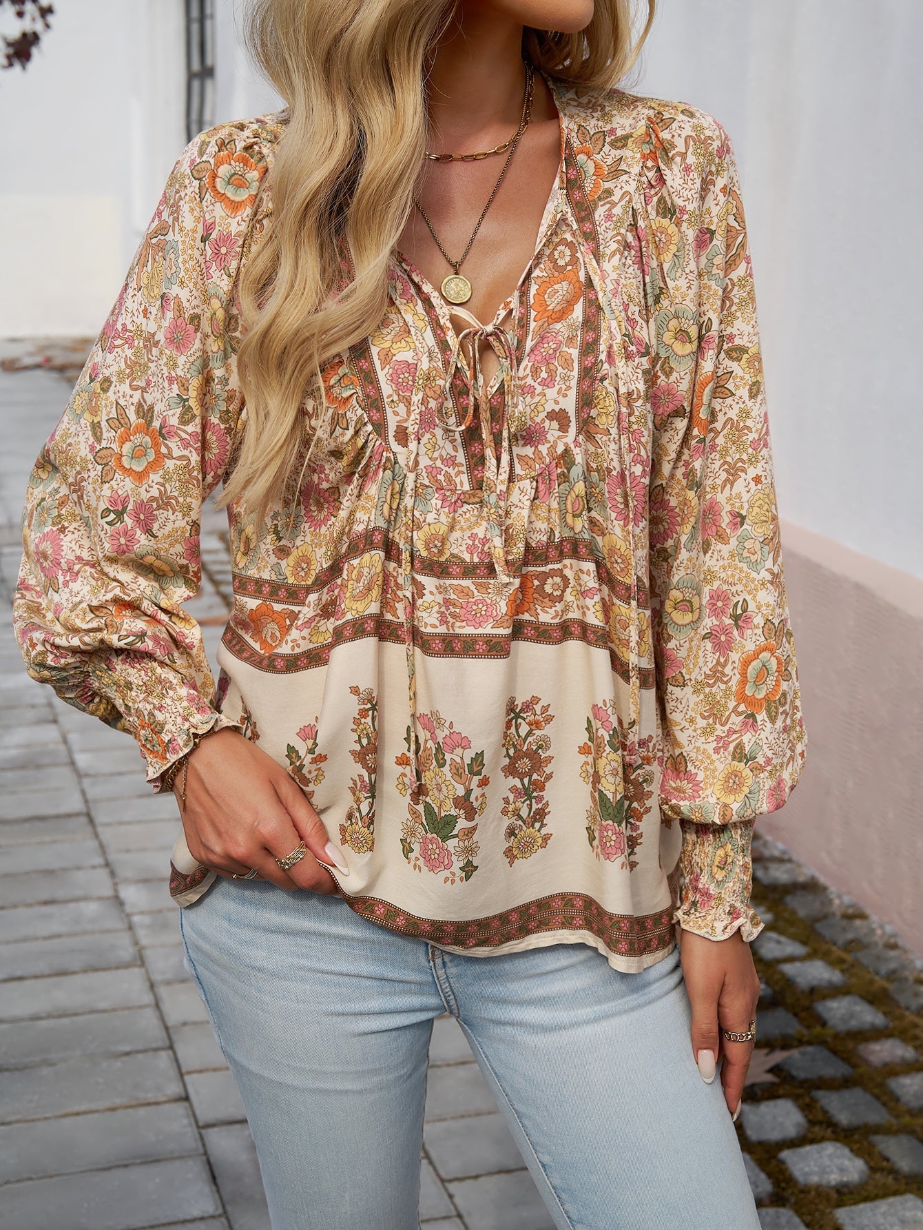 Damen-Bluse mit Boho-Blumenmuster und Schleifenkragen