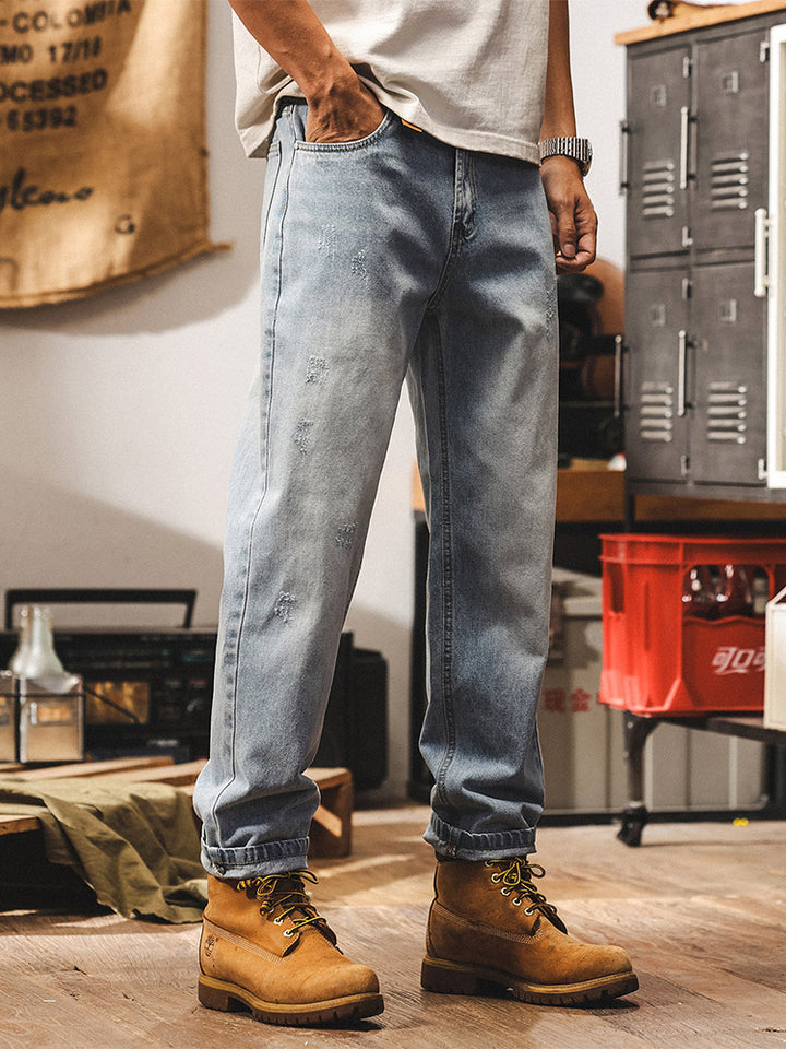 Jean pour homme avec délavage subtil et détails vintage effet usé
