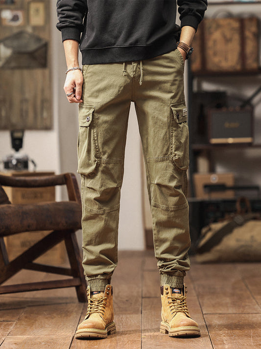 Vintage-inspirierte Cargo-Jogginghose für Herren mit vielen Knopftaschen und schmal zulaufendem Bein