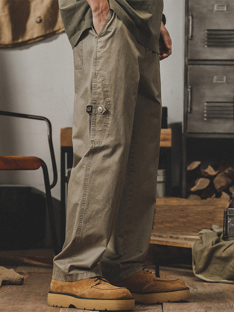 Herren-Cargohose mit weitem Bein und seitlichen Knopfdetails
