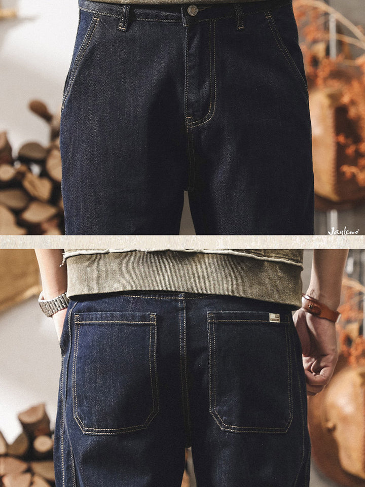 Herrenjeans mit weitem Bein, dunklem Denim und kontrastierenden Nähten im Retro-Stil