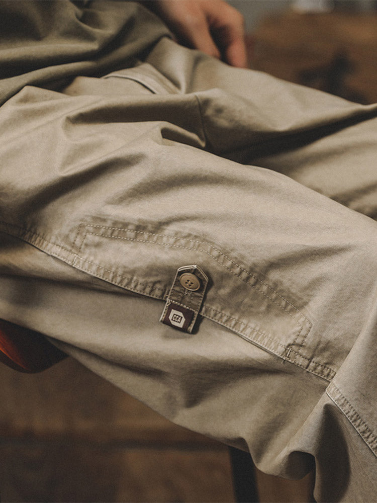 Herren-Cargohose mit weitem Bein und seitlichen Knopfdetails