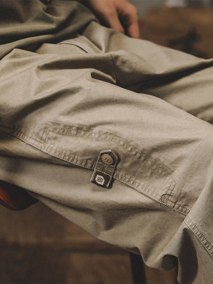 Herren-Cargohose mit weitem Bein und seitlichen Knopfdetails