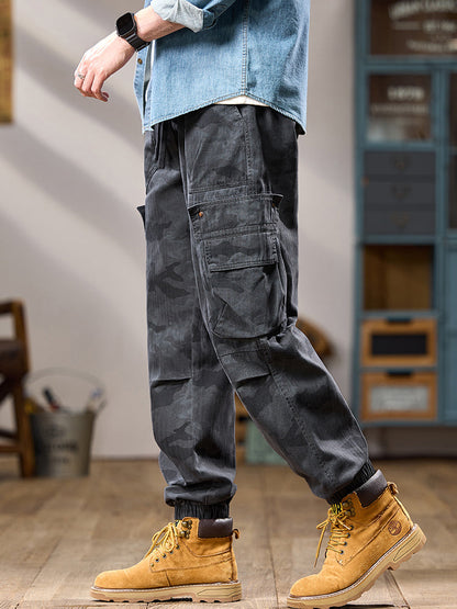 Herren-Jogginghose mit Camouflage-Print und vielen Taschen