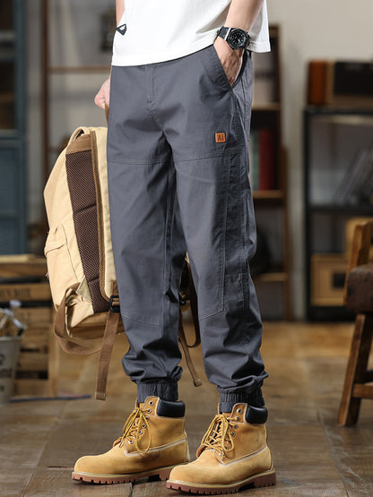 Cargohose für Herren mit aufgesetztem Markenlabel und elastischen Bündchen