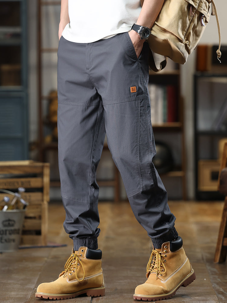 Cargohose für Herren mit aufgesetztem Markenlabel und elastischen Bündchen