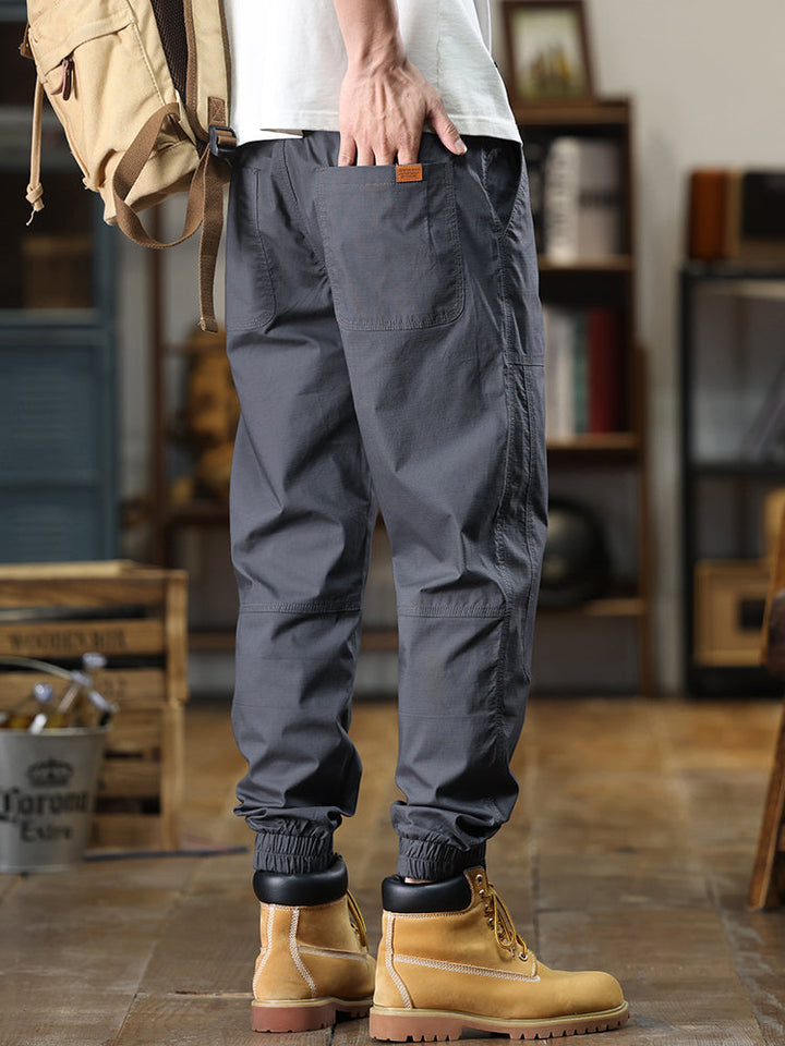 Cargohose für Herren mit aufgesetztem Markenlabel und elastischen Bündchen
