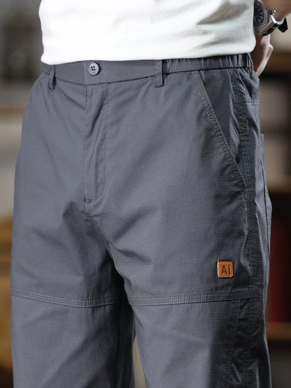Cargohose für Herren mit aufgesetztem Markenlabel und elastischen Bündchen