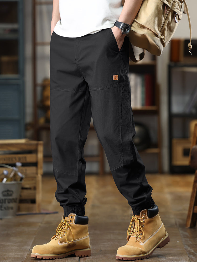 Cargohose für Herren mit aufgesetztem Markenlabel und elastischen Bündchen