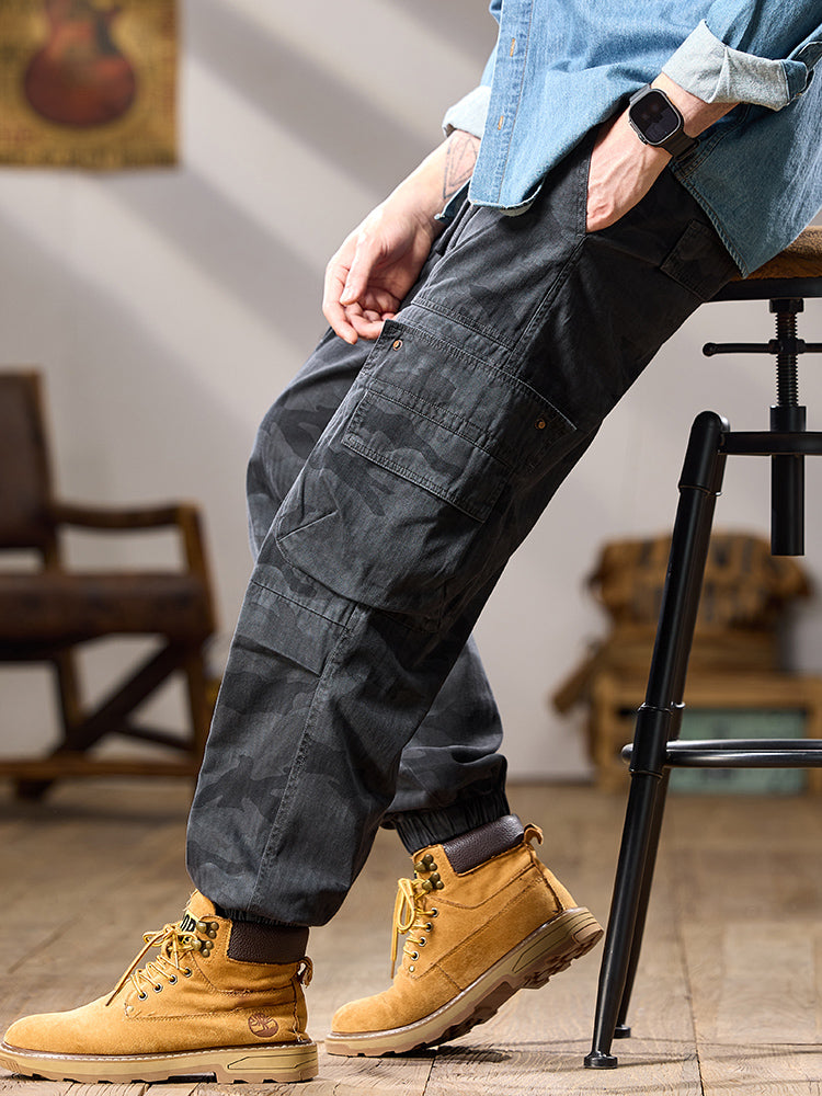 Herren-Jogginghose mit Camouflage-Print und vielen Taschen
