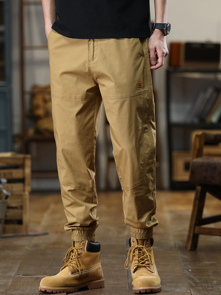 Cargohose für Herren mit aufgesetztem Markenlabel und elastischen Bündchen